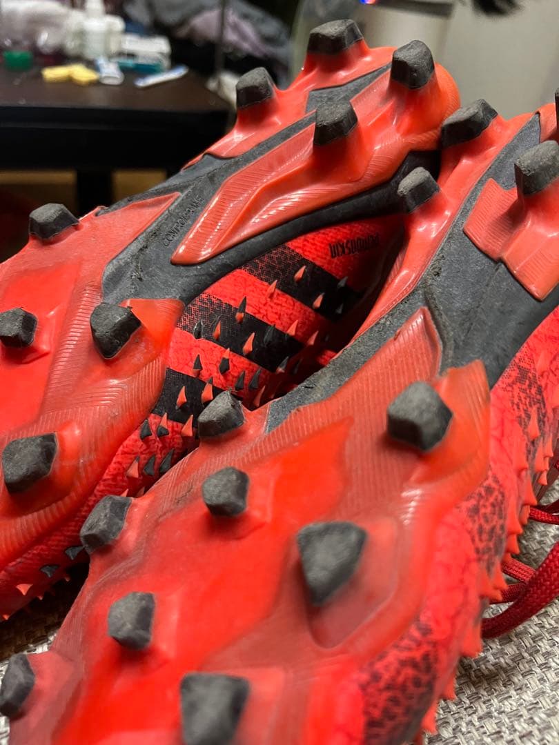 アディダス PREDATOR 赤 スポーツシューズ