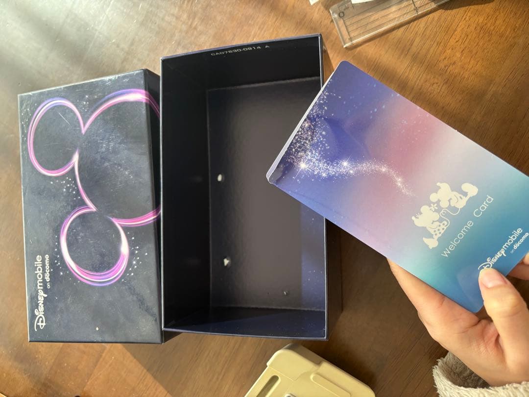 F07E docomo 卓上フォルダ　イヤホンジャック　スマホピアス2個、箱付き