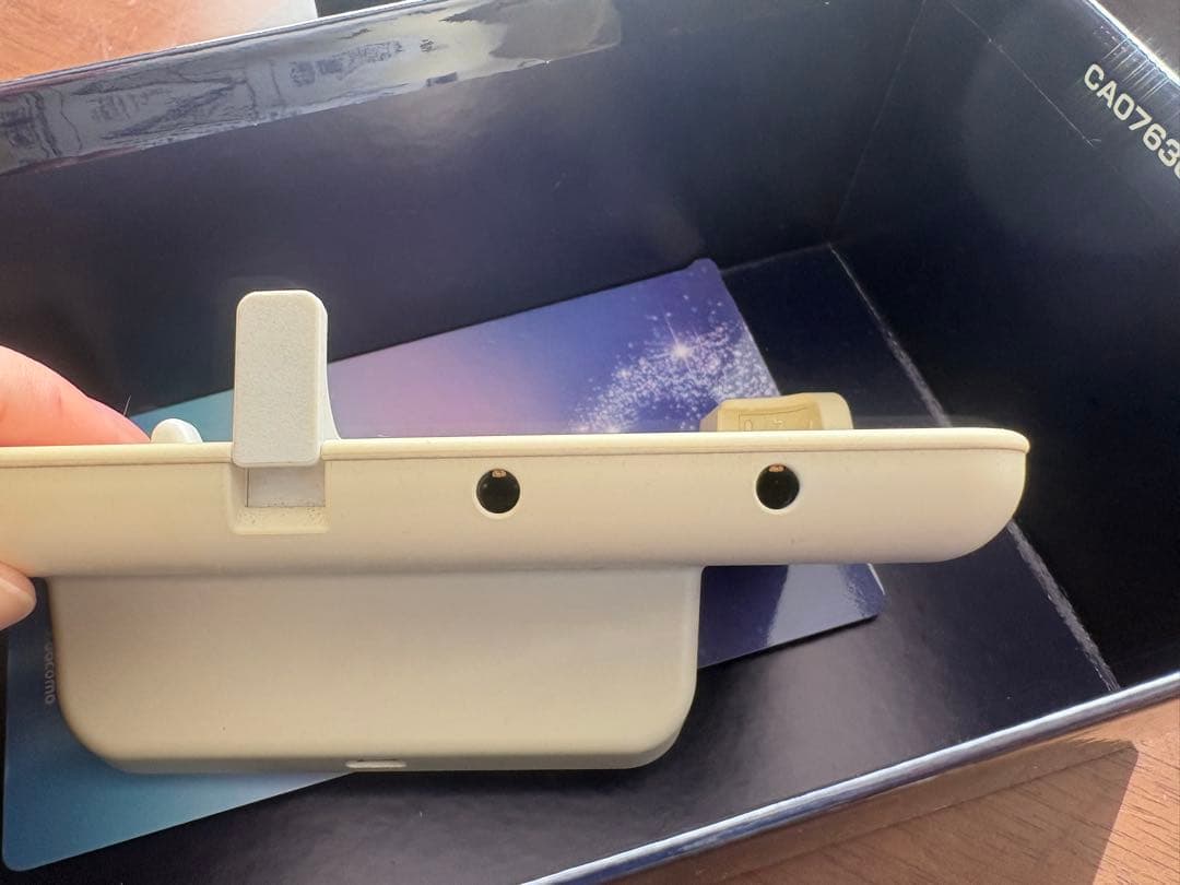 F07E docomo 卓上フォルダ　イヤホンジャック　スマホピアス2個、箱付き