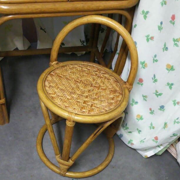 籐製の鏡台イス付き