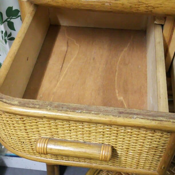 籐製の鏡台イス付き