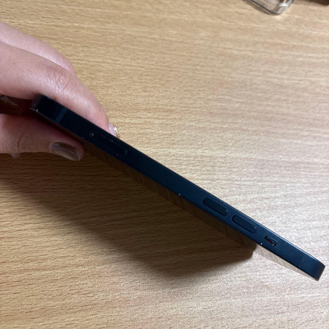 Apple iPhone 13 ミッドナイト　背面割れあり