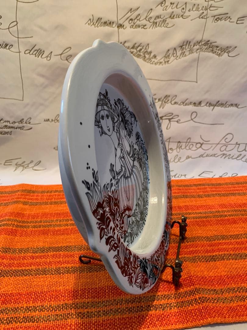 ビヨンヴィンブラッド　題名ハーモニーのレアな絵皿！可愛い少女が描かれています！