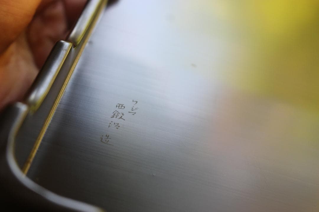 デッドストック！上質内朱黒漆に極上菊沈金の映える台付輪島塗二段重（検重箱お重