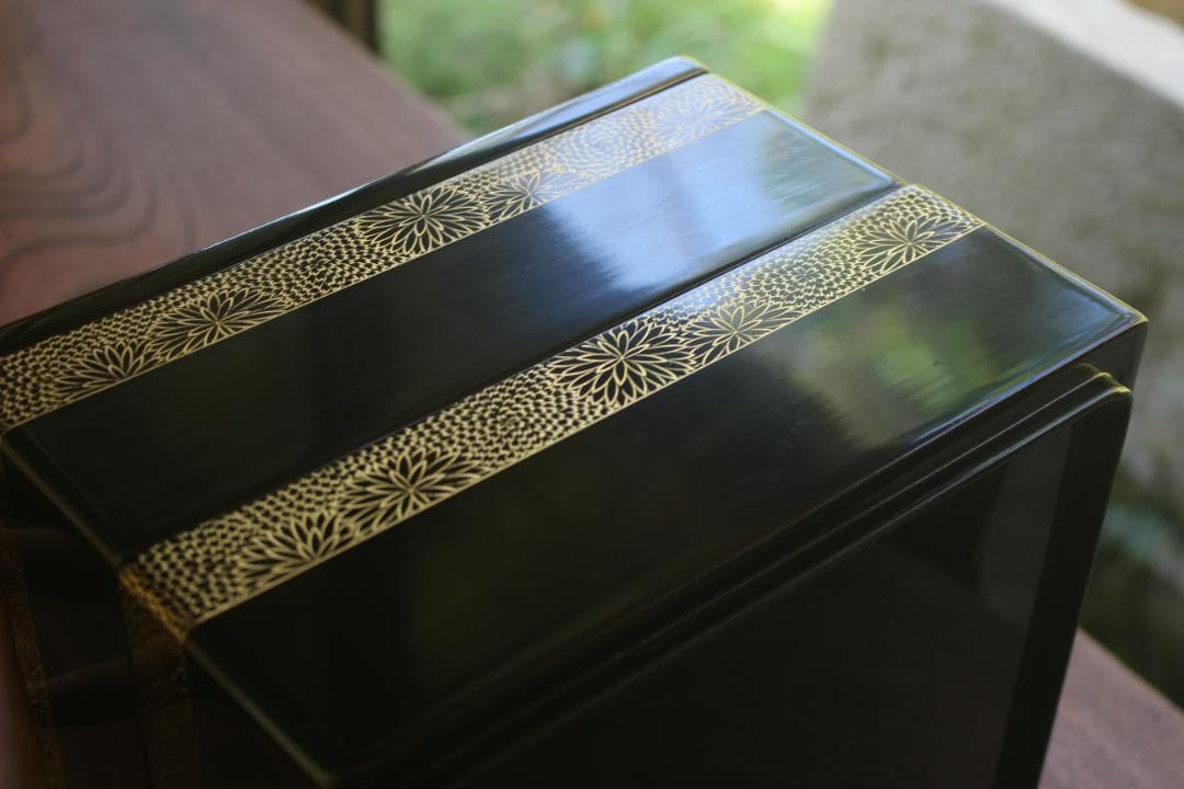 デッドストック！上質内朱黒漆に極上菊沈金の映える台付輪島塗二段重（検重箱お重