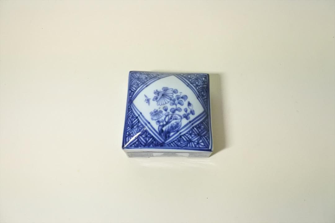 中国　清朝　染付　草花紋　角　香合　オブジェ　骨董品　アンティーク　d