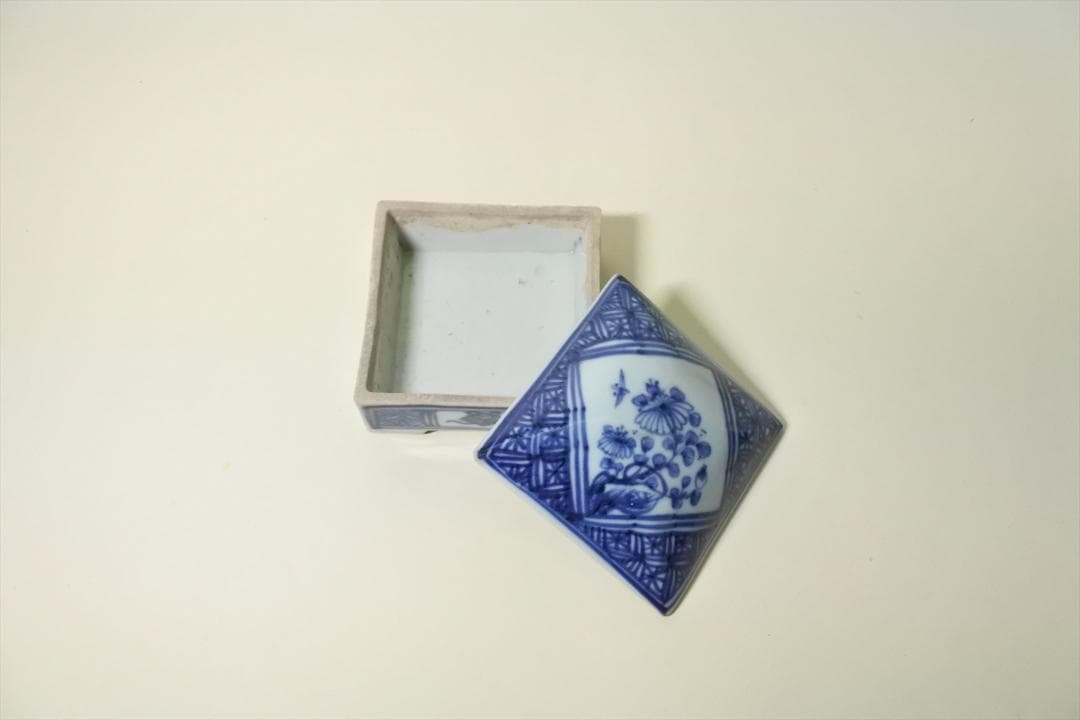 中国　清朝　染付　草花紋　角　香合　オブジェ　骨董品　アンティーク　d