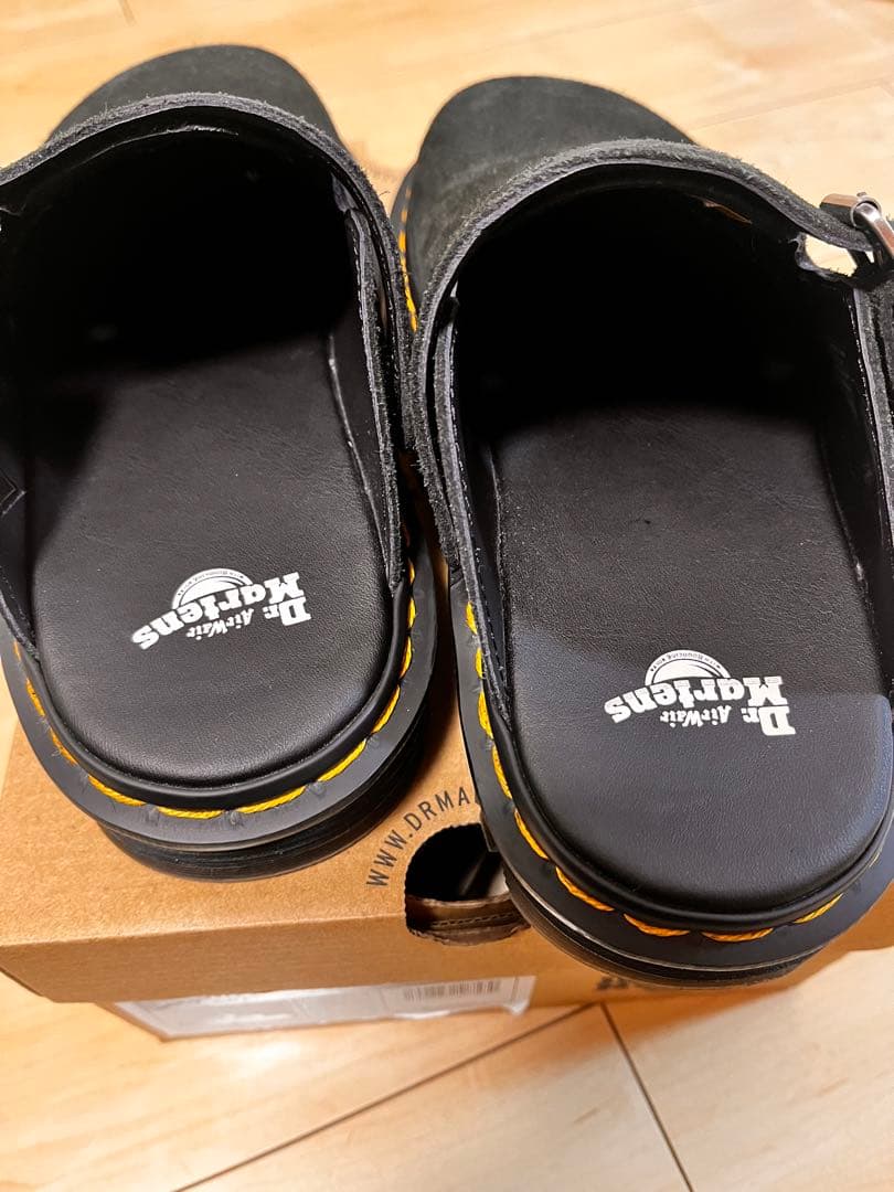 Dr. Martens ブラック スエード クロッグサンダル