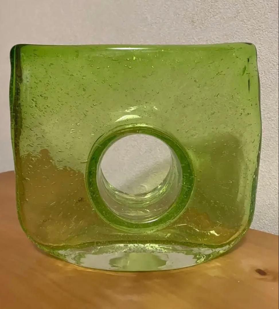 グリーンアートガラスドーナツホール花瓶、ヴィンテージ手吹きガラスバッグ花瓶