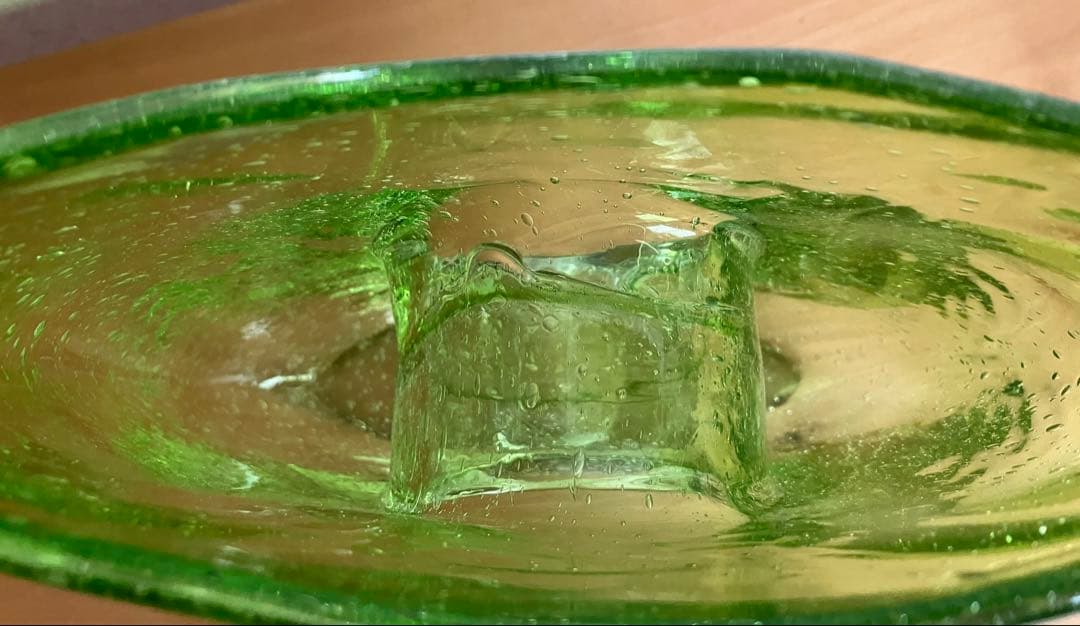 グリーンアートガラスドーナツホール花瓶、ヴィンテージ手吹きガラスバッグ花瓶