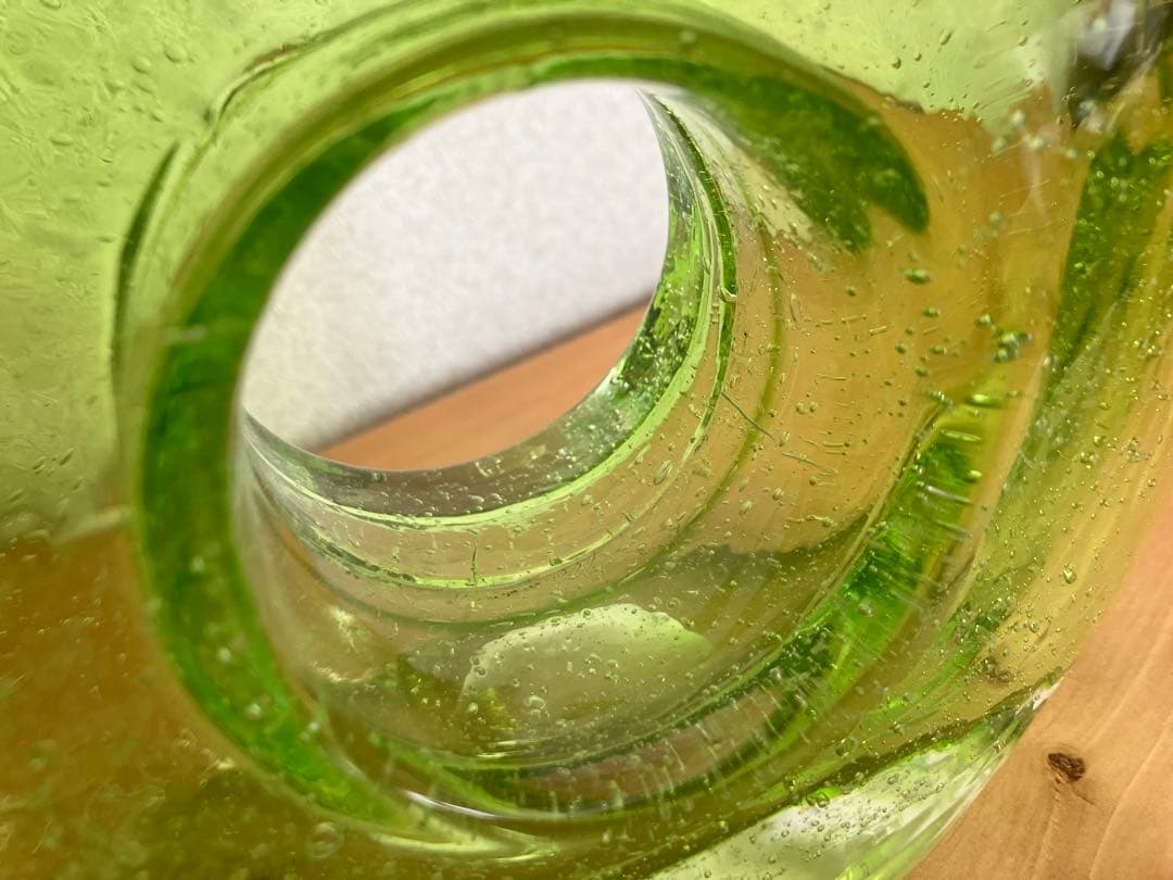 グリーンアートガラスドーナツホール花瓶、ヴィンテージ手吹きガラスバッグ花瓶