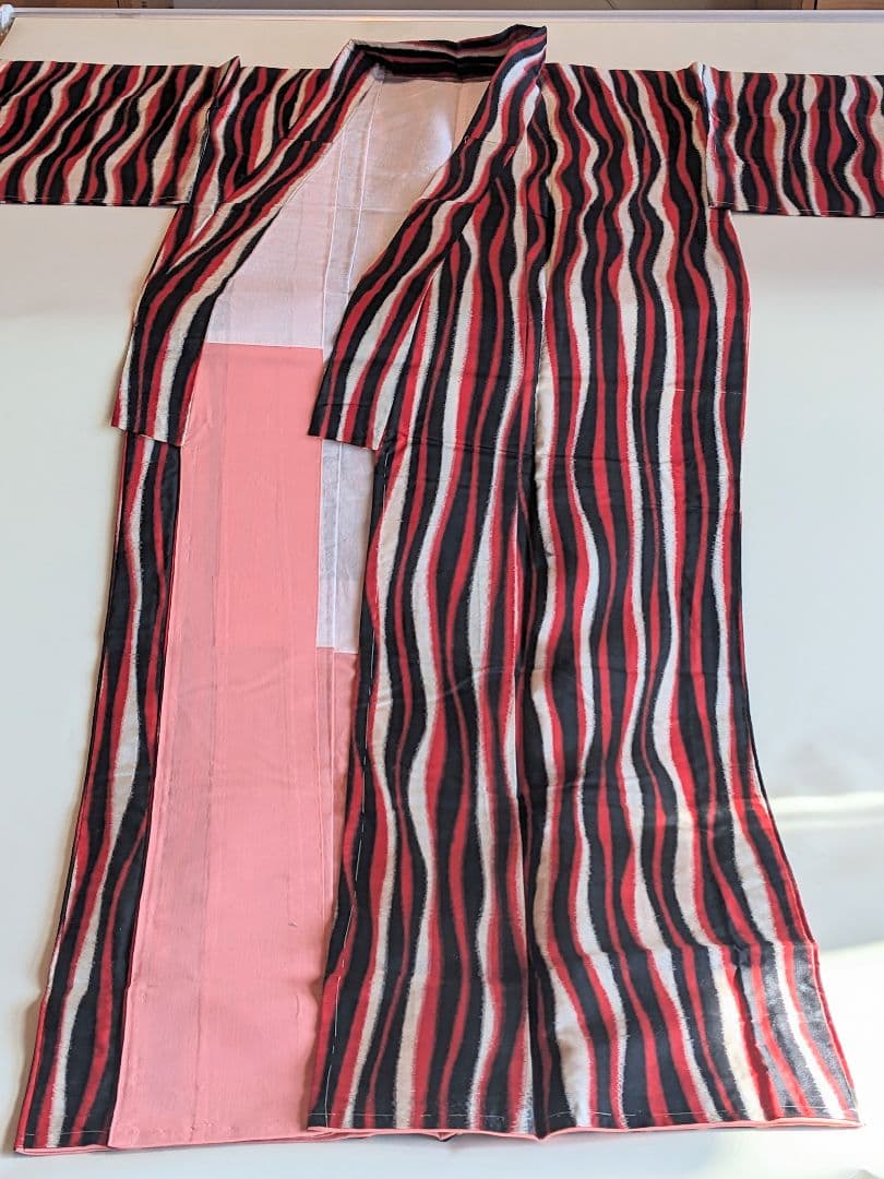 銘仙　着物　レトロ　よろけ縞　モダン柄