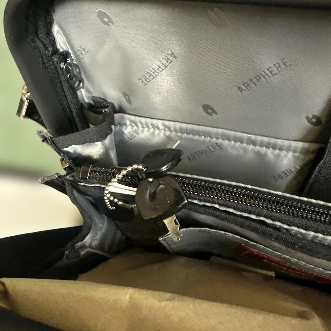ARTPHERE ブラック ショルダーバッグ