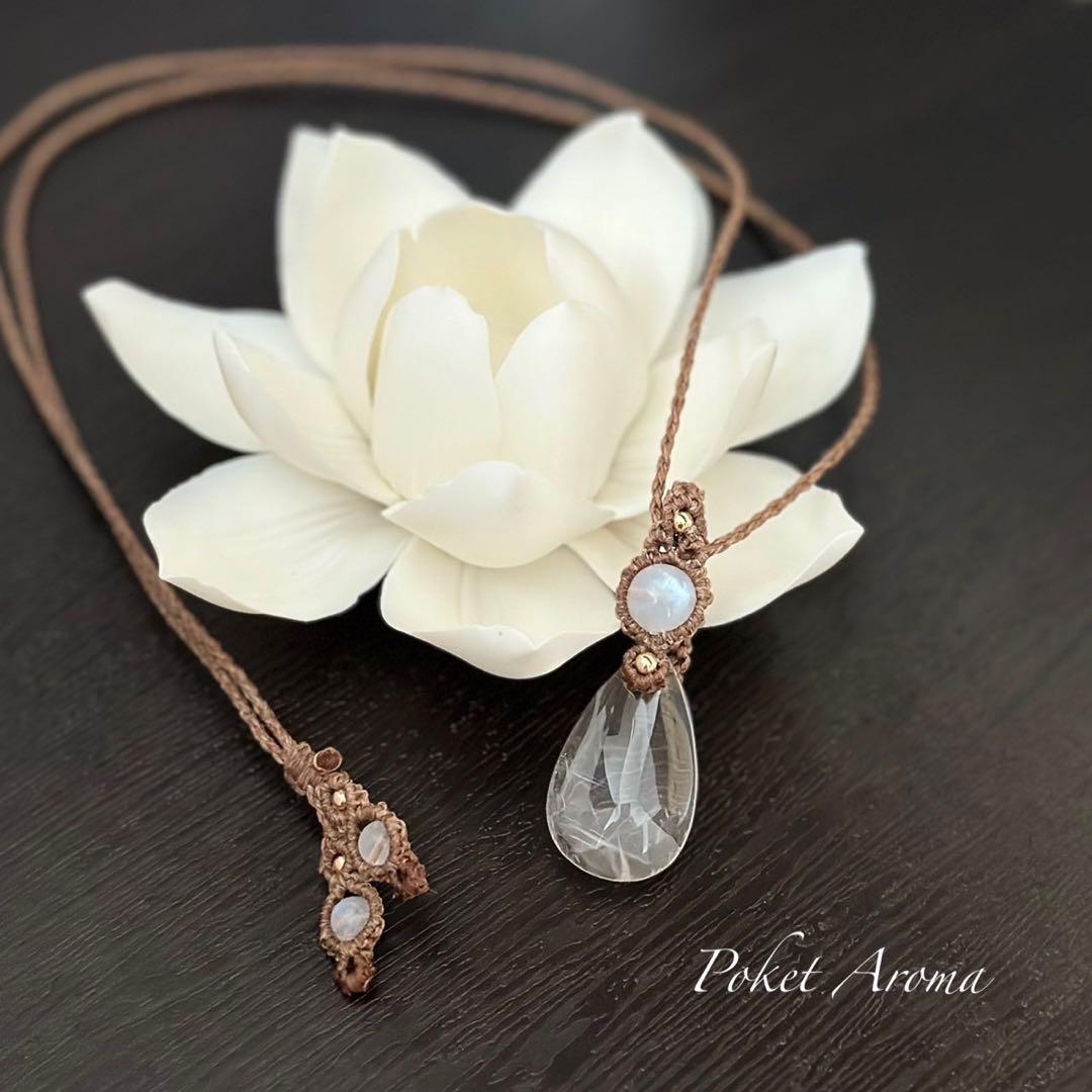 『純誌』ブルーエンジェルラダークォーツとブルームーンストーンのマクラメネックレス