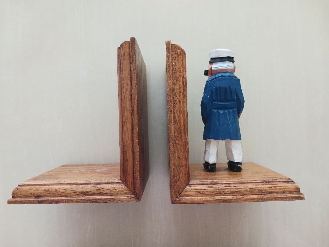 船長フィギュア付き木製ブックエンド
