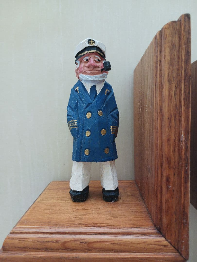 船長フィギュア付き木製ブックエンド