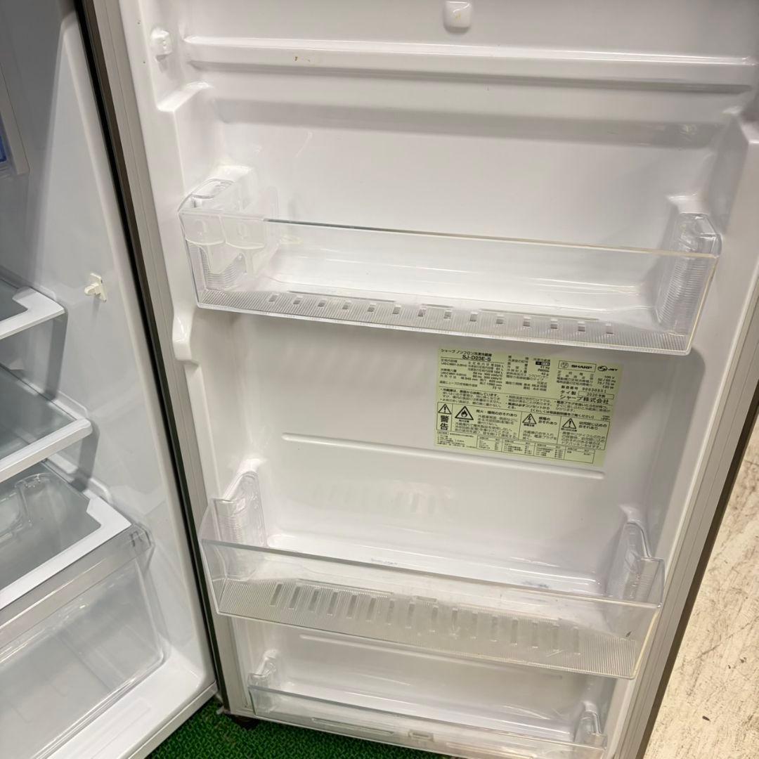 683 SHARP　中型冷蔵庫　200L強　小型　一人暮らし　右開き　2ドア