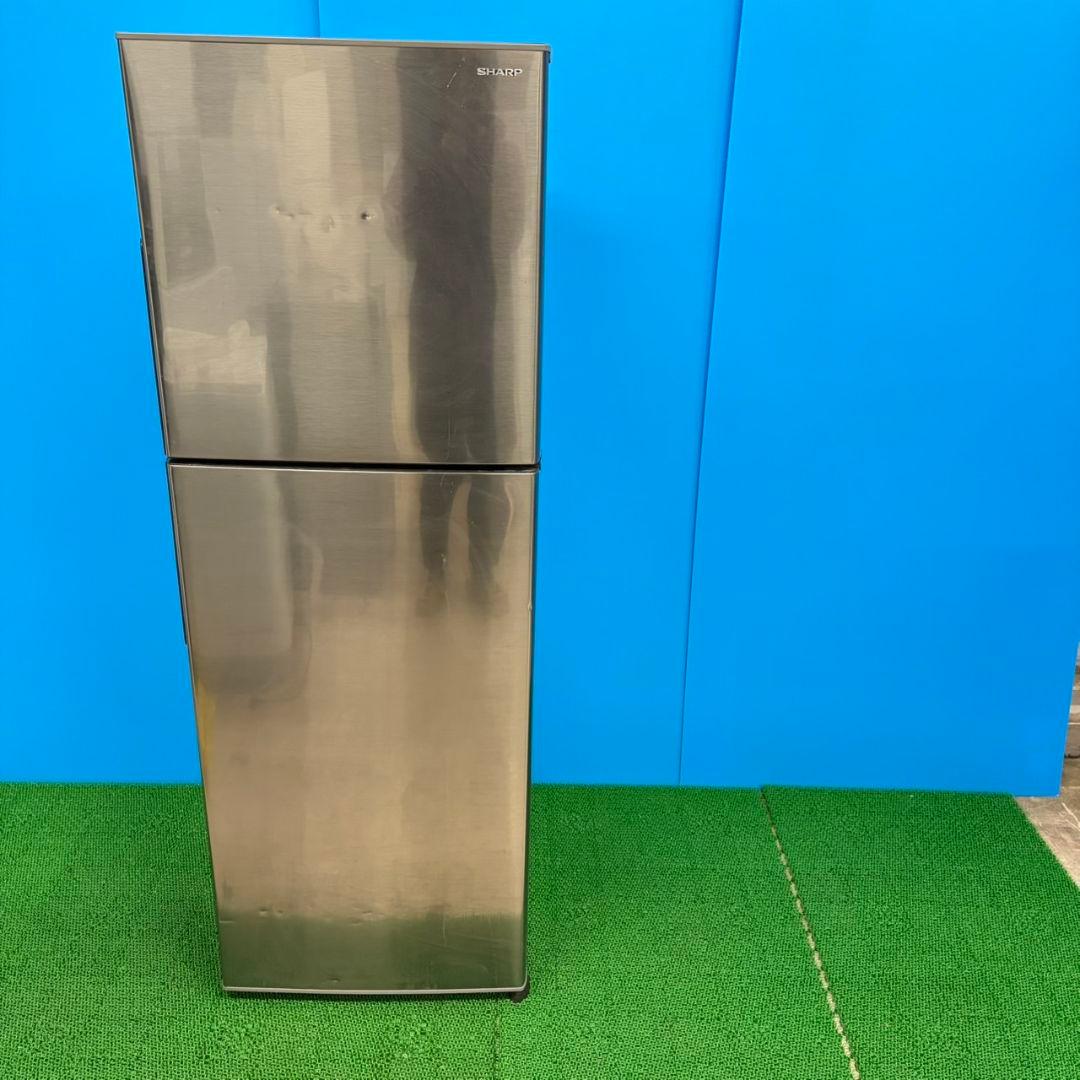 683 SHARP　中型冷蔵庫　200L強　小型　一人暮らし　右開き　2ドア