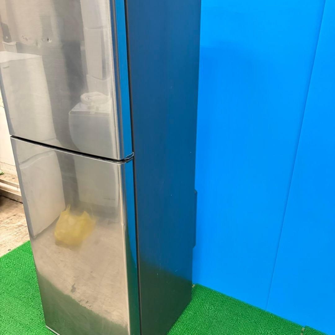 683 SHARP　中型冷蔵庫　200L強　小型　一人暮らし　右開き　2ドア