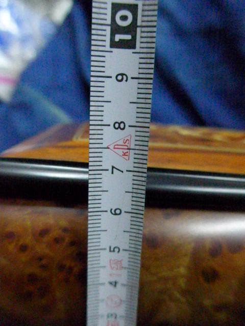 美しい象嵌のオルゴール宝石箱です。曲はラブストーリーです。