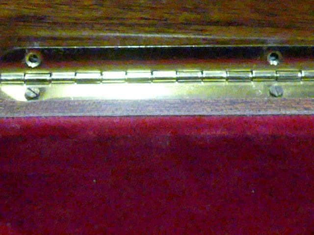 美しい象嵌のオルゴール宝石箱です。曲はラブストーリーです。