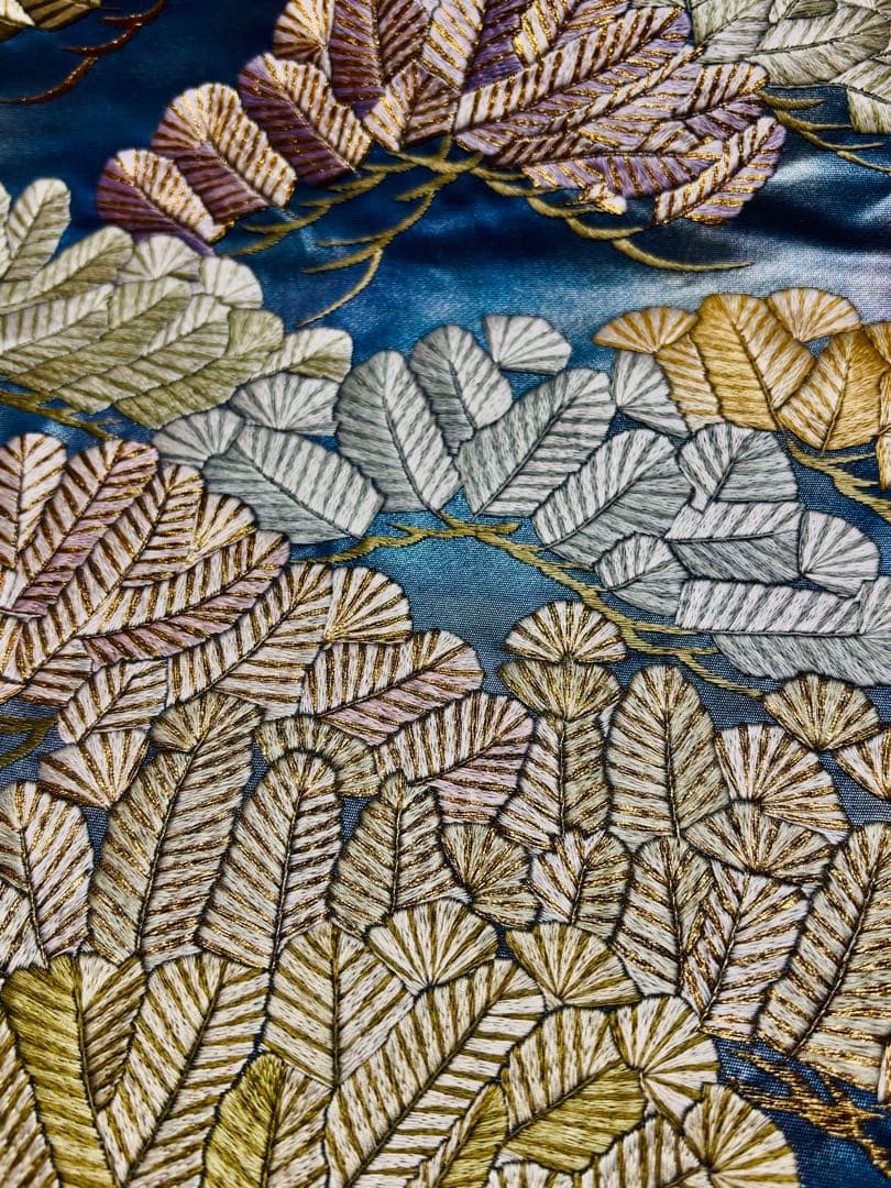 【美品】袋帯　蘇州刺繍　葉模様　刺繍部分多め お太鼓柄　美しいブルー