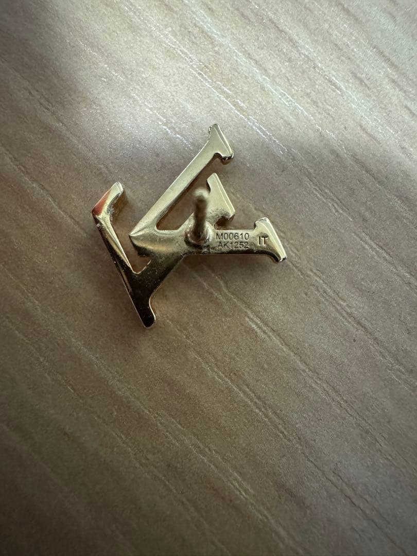 VUITTON 片耳ピアス