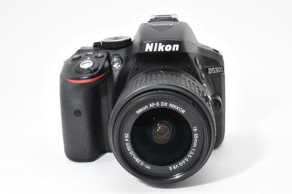 【美品】ニコン Nikon D5300 レンズキット 《ショット数4888回》