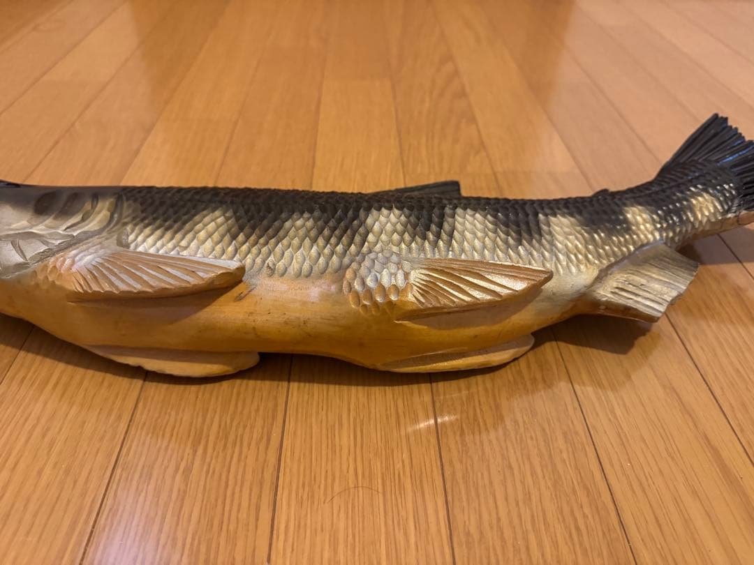 北海道の伝統的な木彫りの鮭（サケ）の彫刻　約60cm