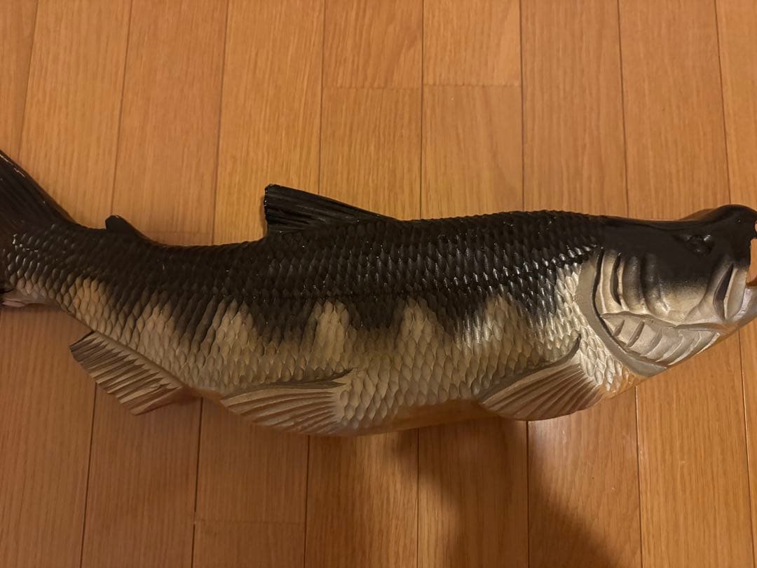 北海道の伝統的な木彫りの鮭（サケ）の彫刻　約60cm