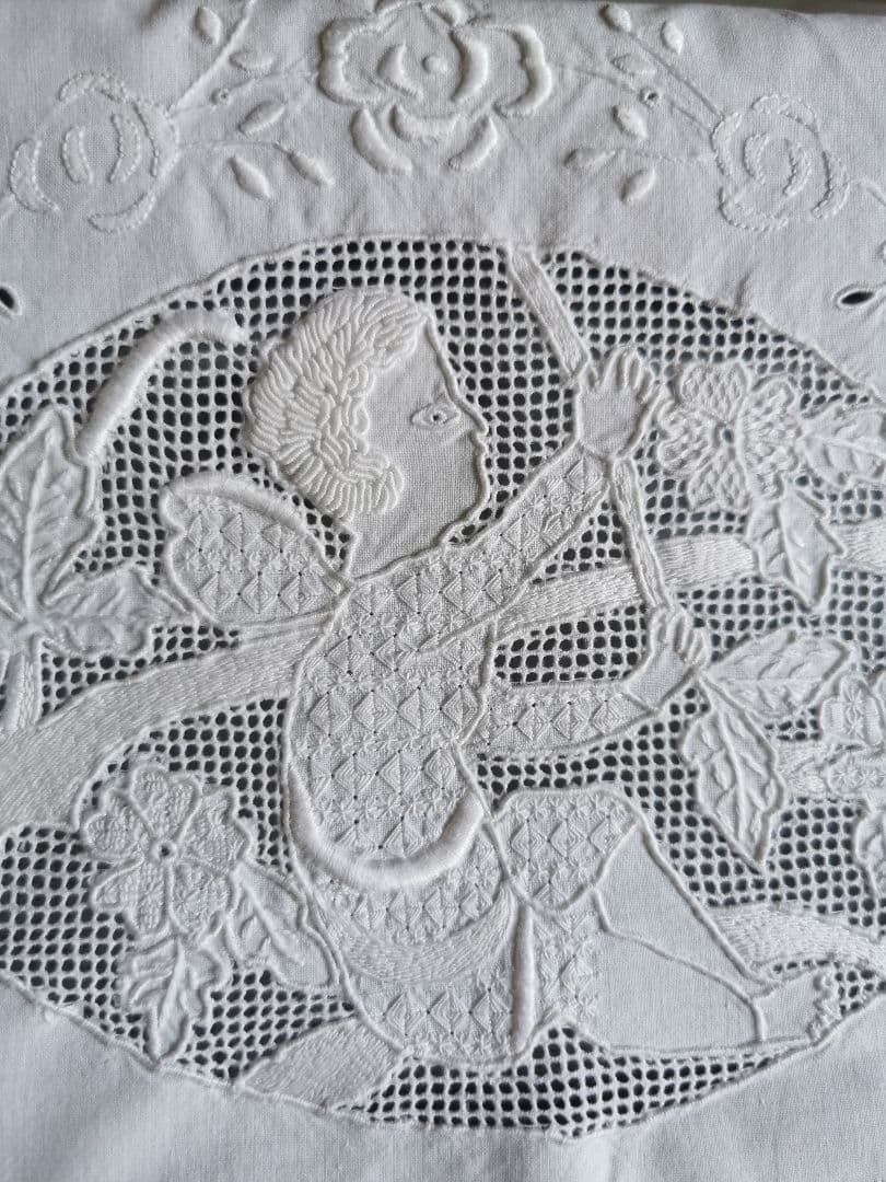 アンティークイタリア ニードルワーク刺繍 木登りのエンジェル リーフと天使クロス