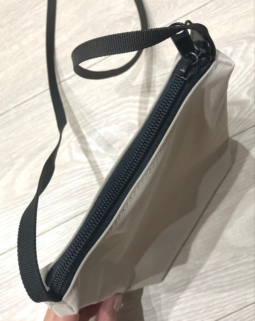 バ*ル様 【美品】エルベシャプリエ　ナイロン　スクエア　ショルダーバッグ　　ナク