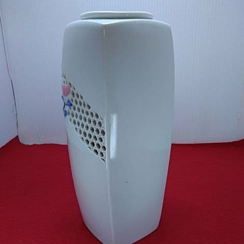 １２００ 蔵出し 珍品　有田焼 赤松白斎　白磁の花瓶　 透かし模様が魅力