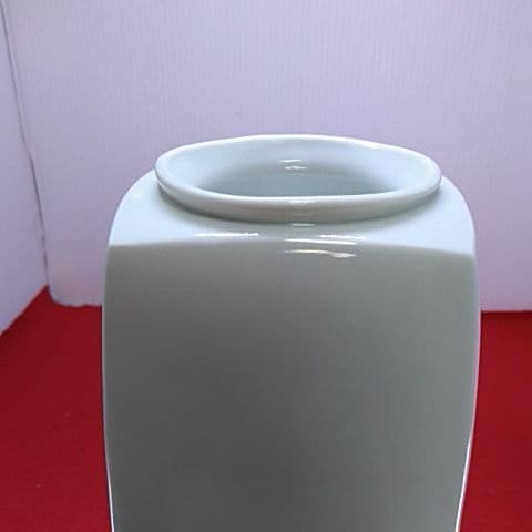 １２００ 蔵出し 珍品　有田焼 赤松白斎　白磁の花瓶　 透かし模様が魅力