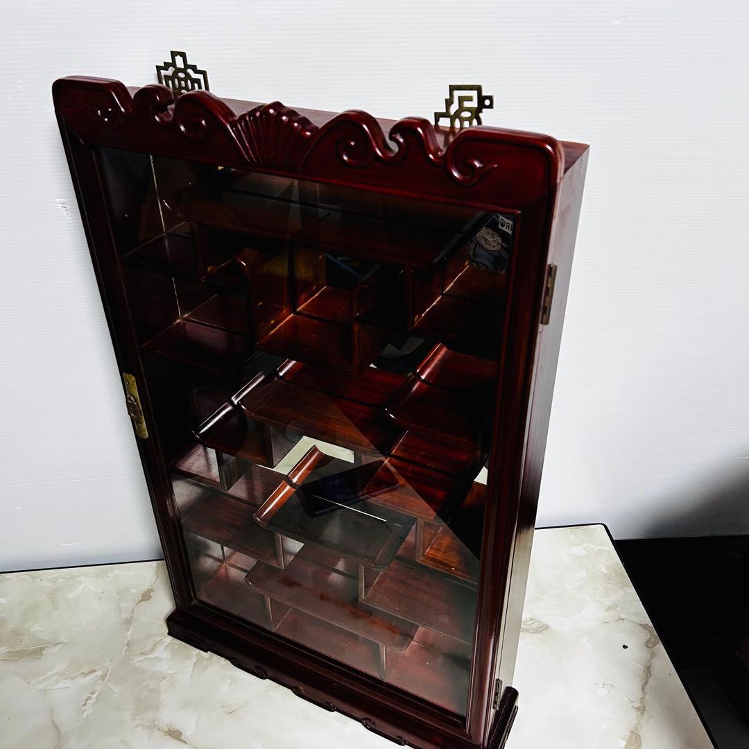 【美品】葡萄彫刻 木製ディスプレイ キャビネット 背面ミラー 唐木 飾り棚 骨董