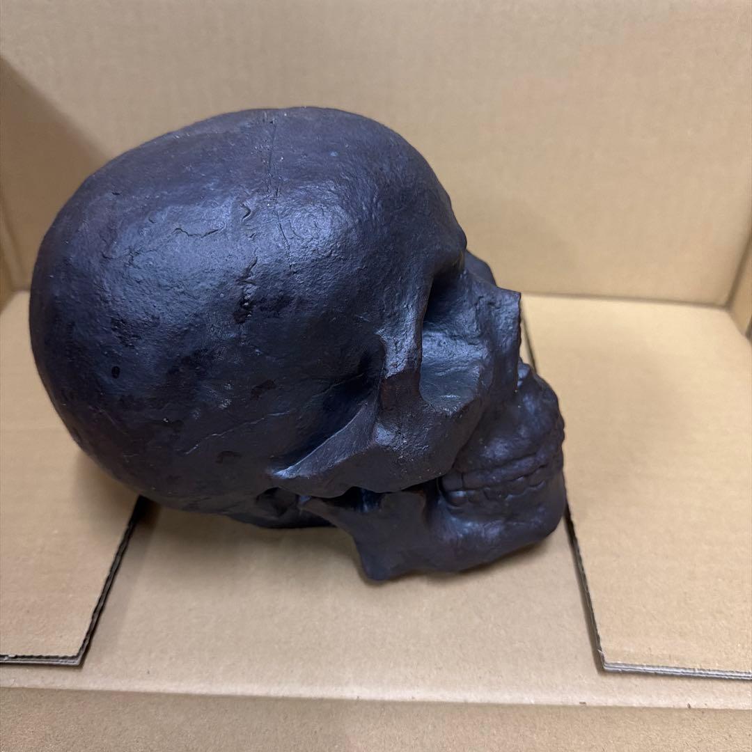 ダークブラウンの頭蓋骨置物　陶器