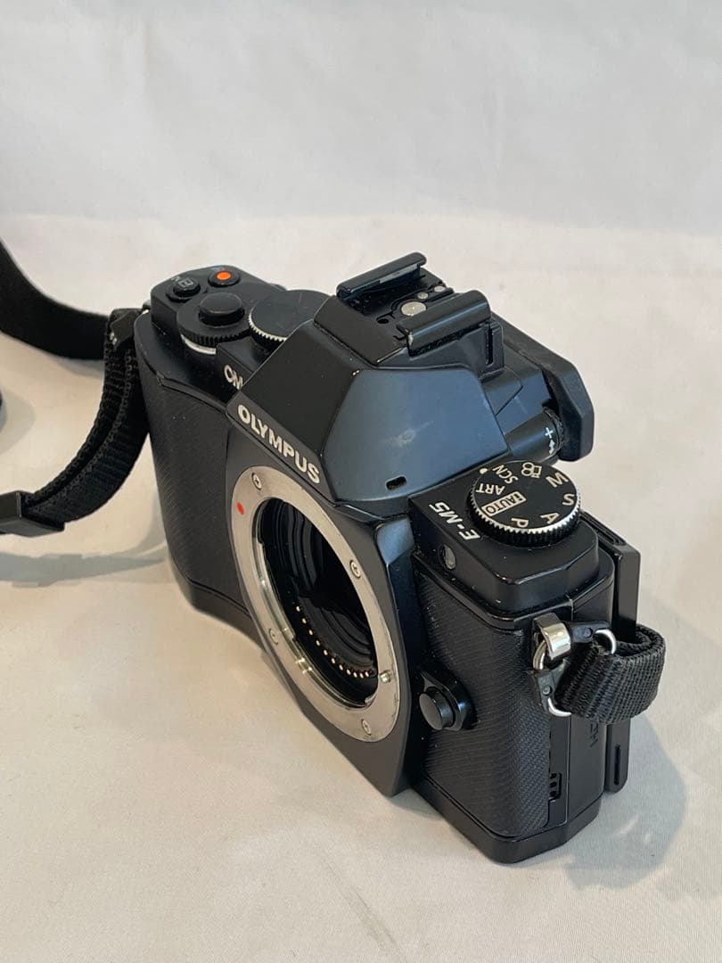 お値下げ　OLYMPUS OM-D E-M5 ブラック　フラッシュ　レンズ付