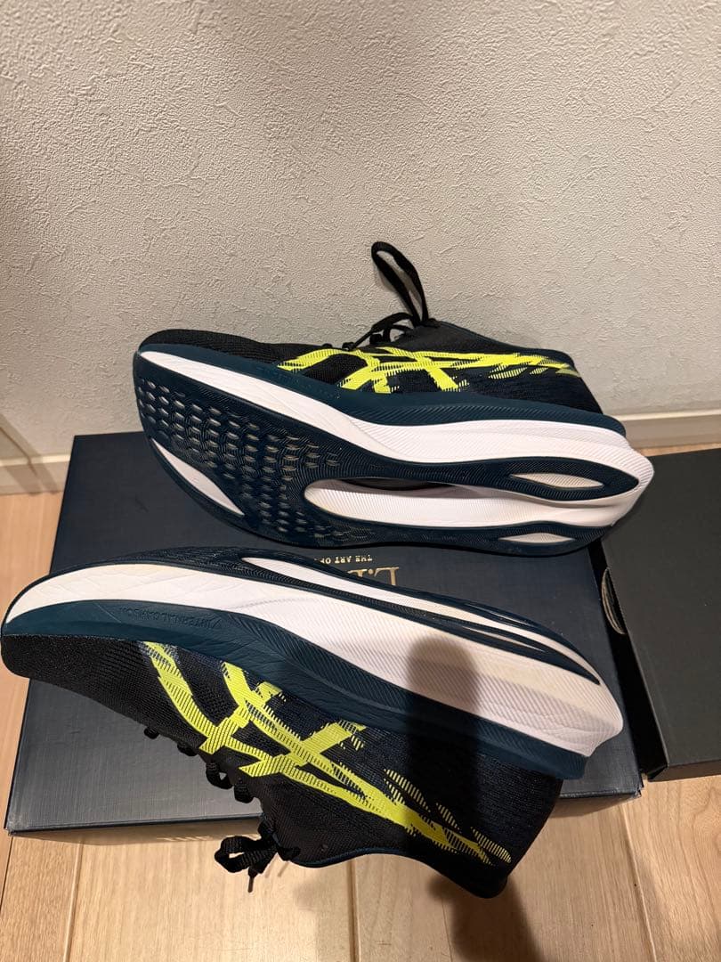 マジックスピード4 アシックス　ランニングシューズ ブラック　27センチ