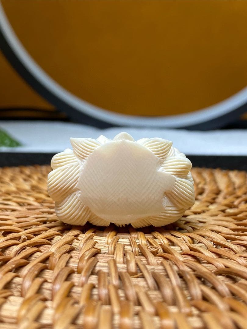 天然マンモス牙美しい手作り彫刻　浄瓶観音　置物