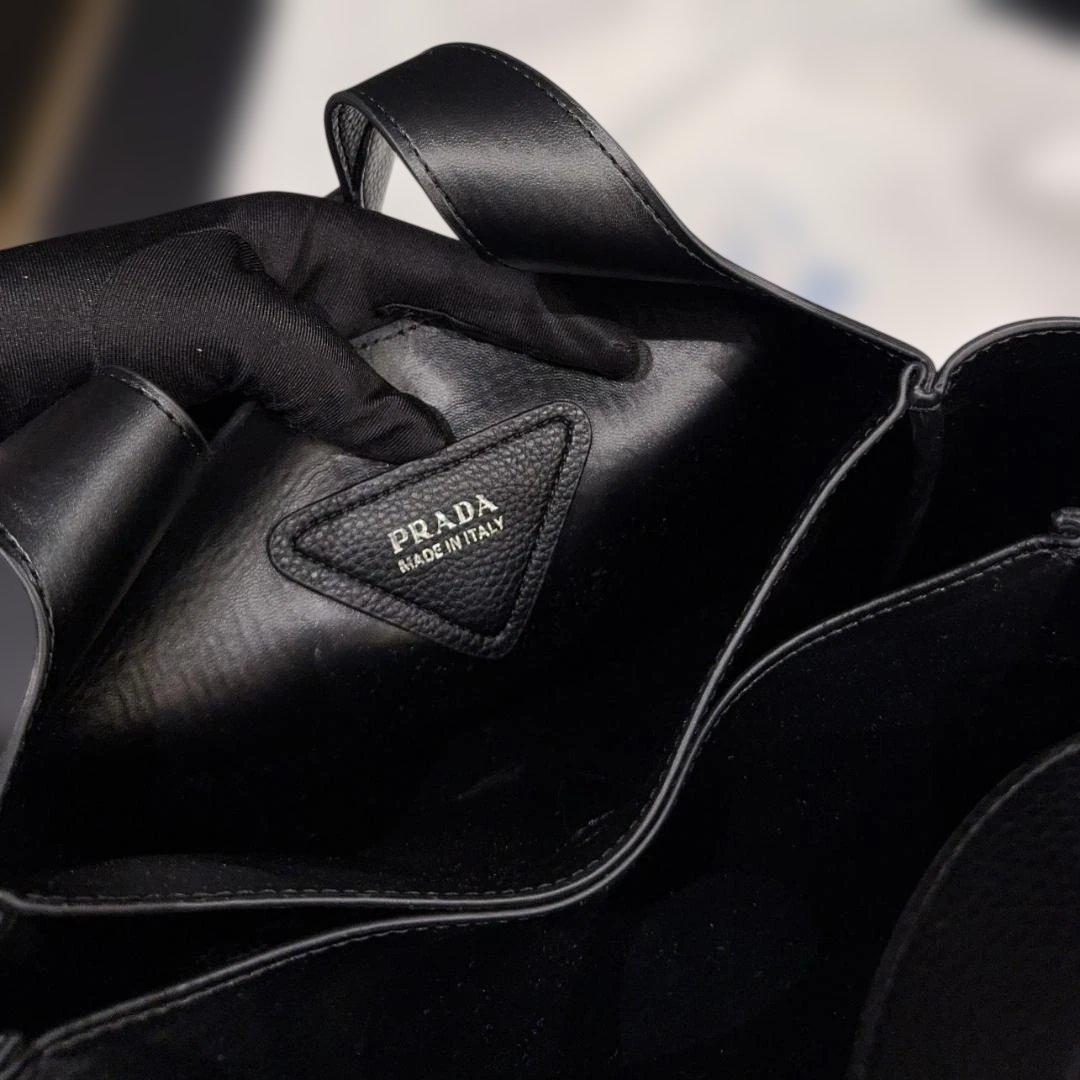 ブラックレザートートバッグ 1BG335