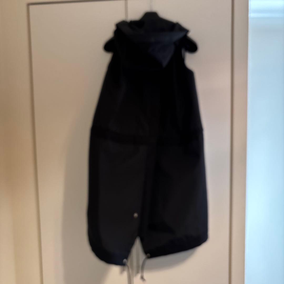 サカイ　　黒 フード付きベスト ナイロン製