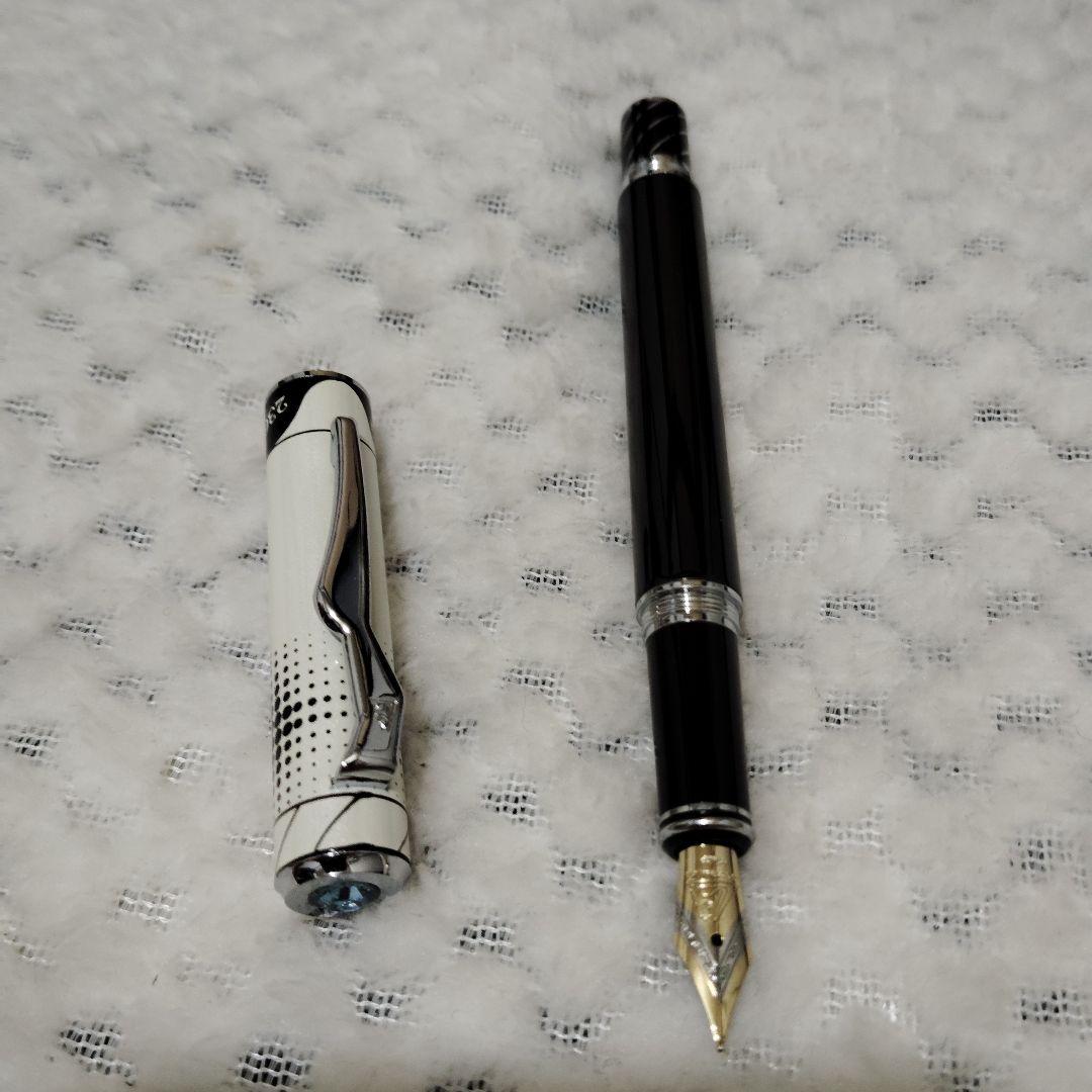 万年筆 黒と白のツートンデザイン