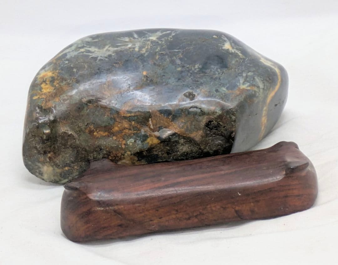 T*n様 菊花石　モスグリーン母岩に白の小花　根尾 鑑賞石 水石 自然石　紫檀台