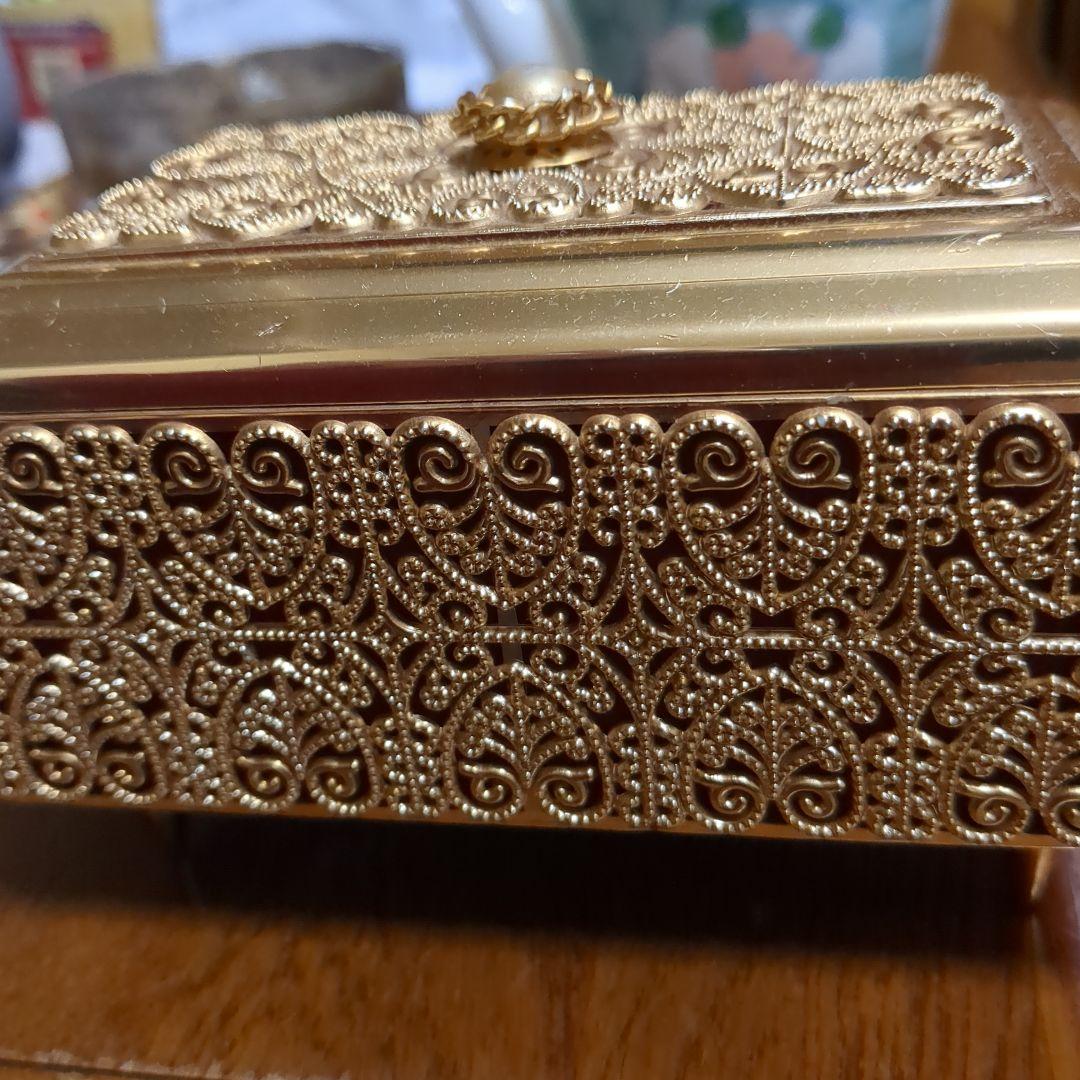 金色のオルゴール パール装飾付き