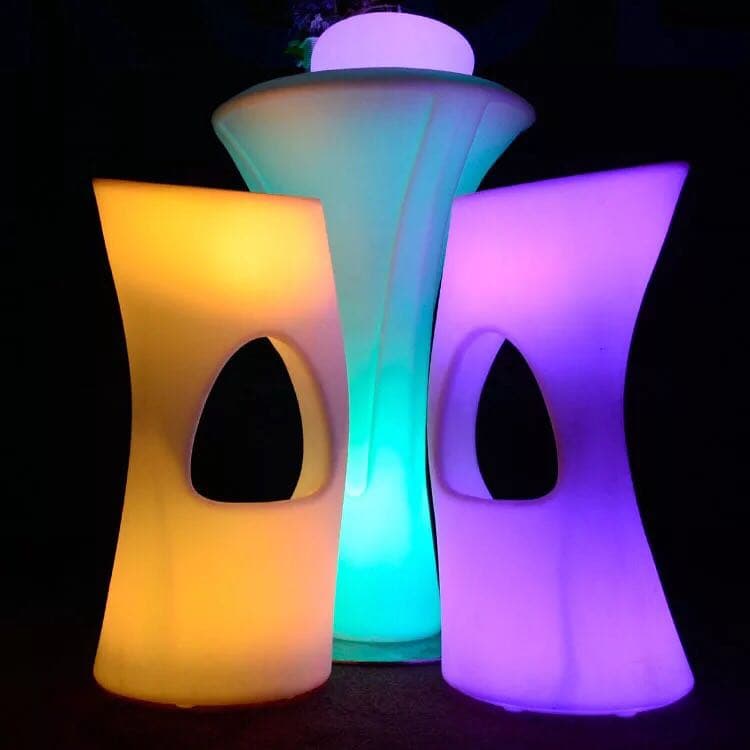 16色に光る椅子 足をかけるところあり