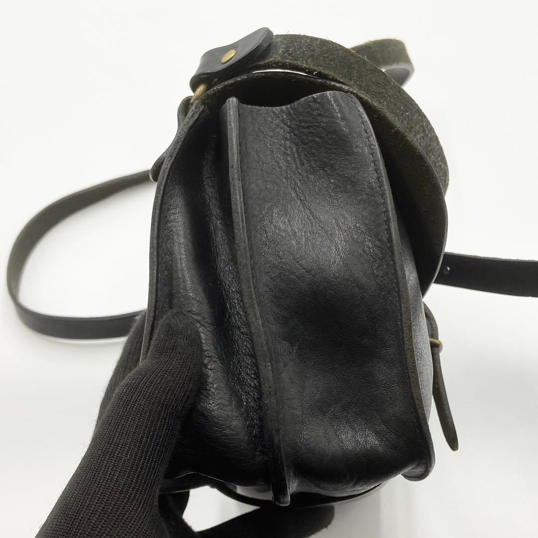 イルビゾンテ　ショルダーバッグ　フラップ　ロゴ刻印　オールレザー　ブラック