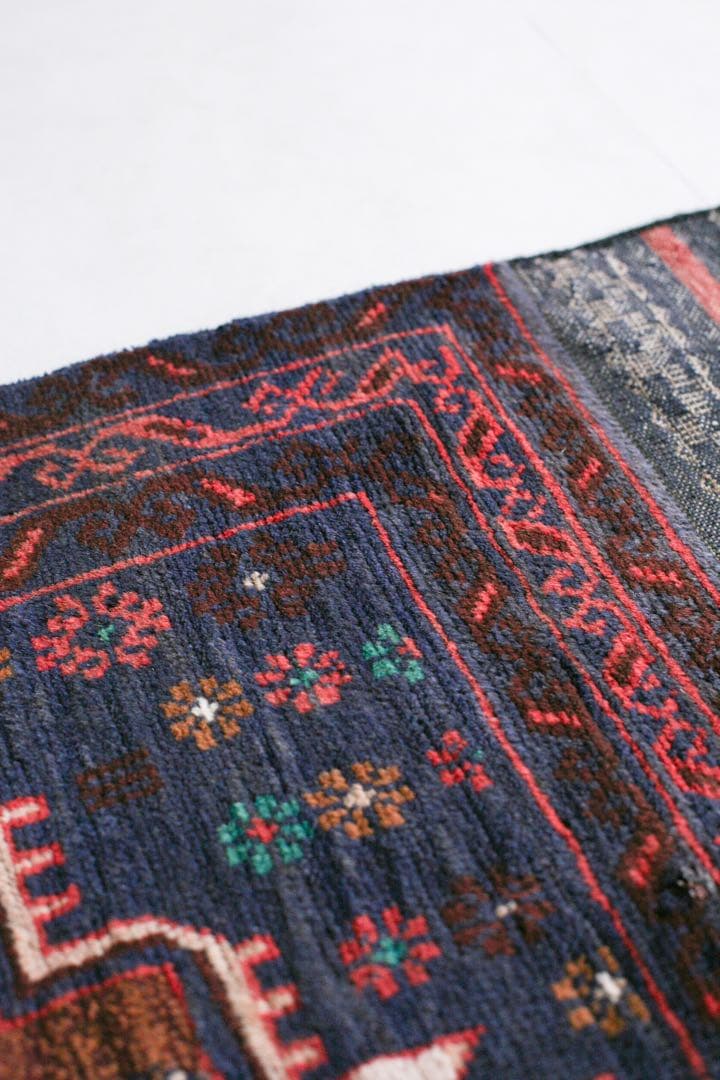 145cm×84cm バルーチ　トライバルラグ　ヴィンテージラグ　リビングサイズ