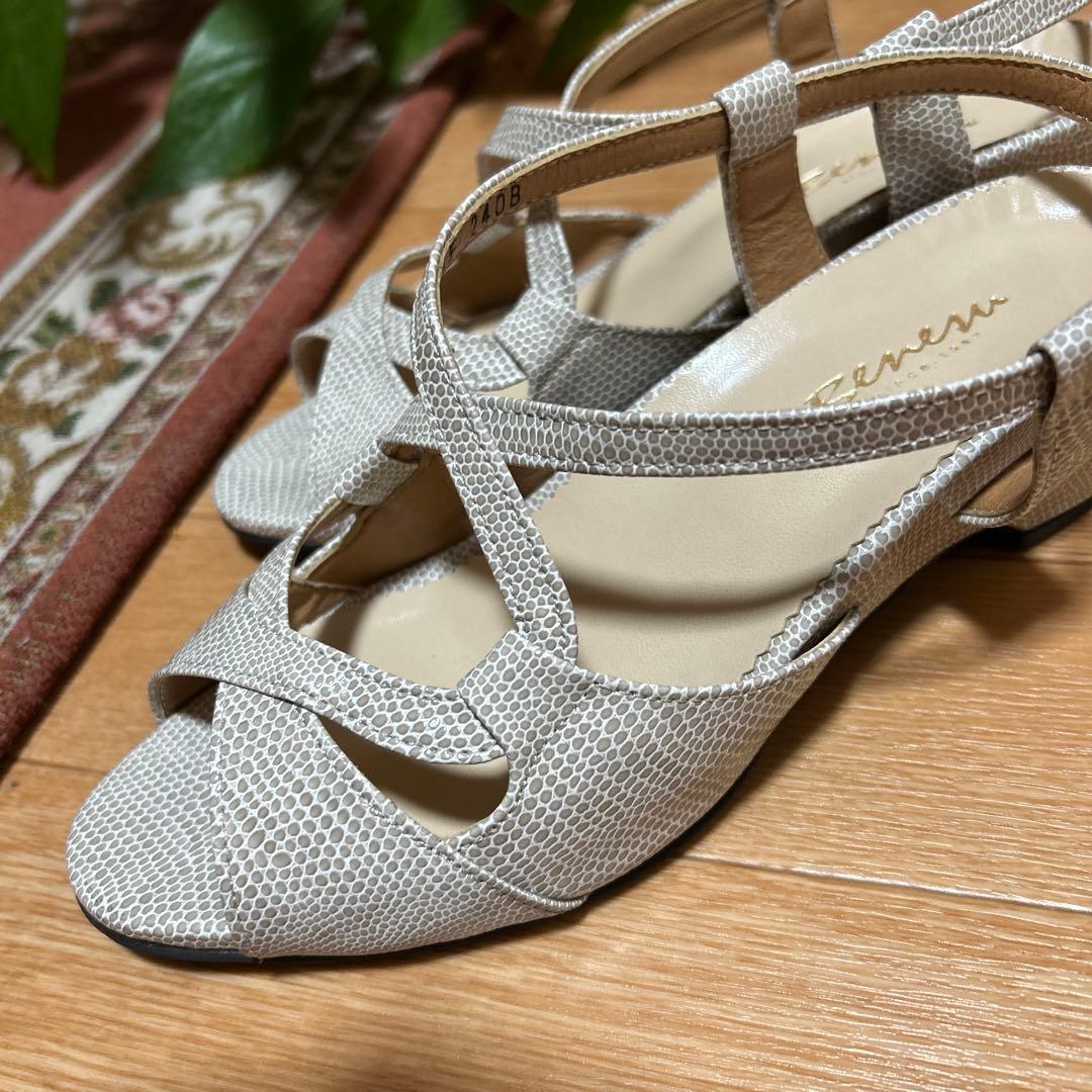 ベネシュ サンダル ２４㎝