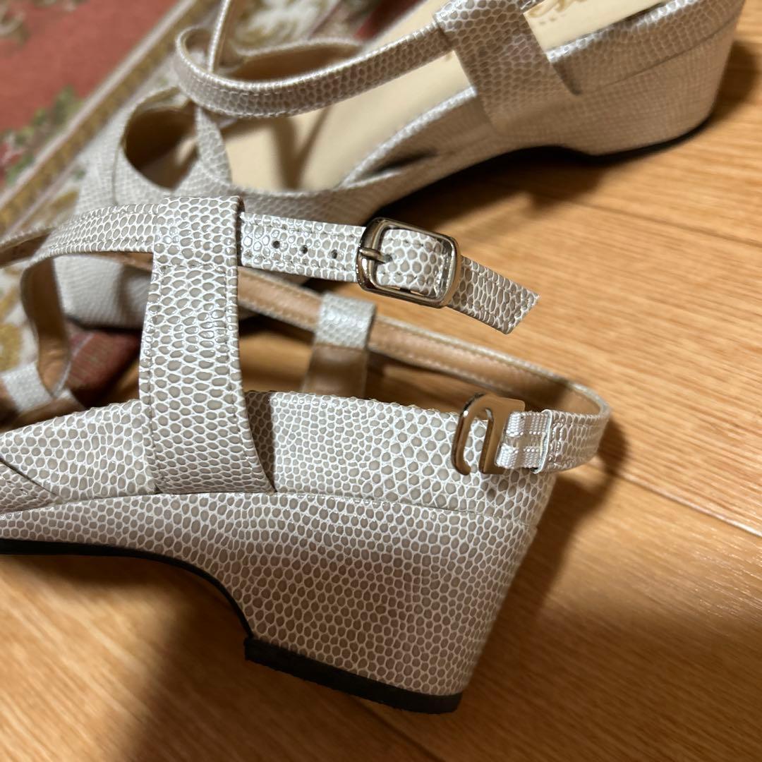 ベネシュ サンダル ２４㎝