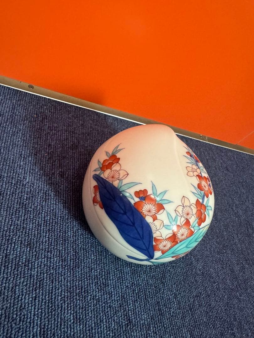 1685 鍋島 畑萬陶苑　色絵桃文 桃形蓋物